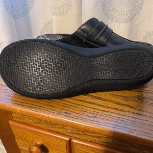 Propet 11W leather clogs